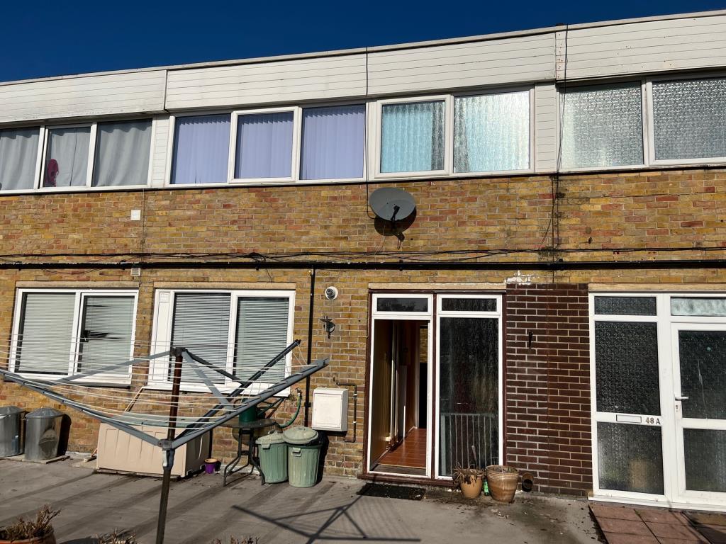 Lot: 136 - VACANT GROUND FLOOR COMMERCIAL AND TWO STOREY MAISONETTE - Entrance to Maisonette at First Floor level looking from Large Communal Balcony